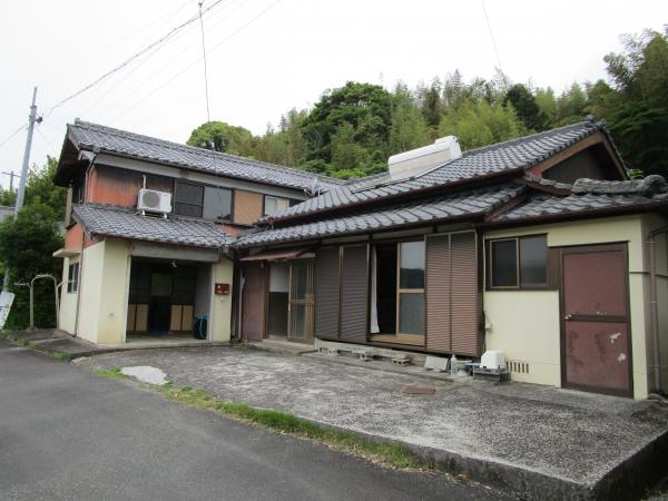 Wood house with storehouses in Oita