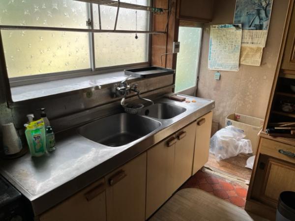 Quiet residential neighborhood! Facilities include city gas, propane, and municipal water.