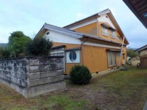 1970s wood house with storehouses in Niigata