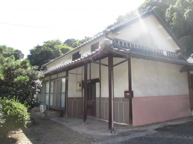 Wood house on a large plot in Okayama