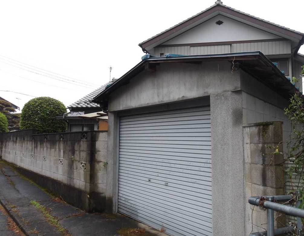 Japanese-style 2-story residence with zoned garden and vegetable garden