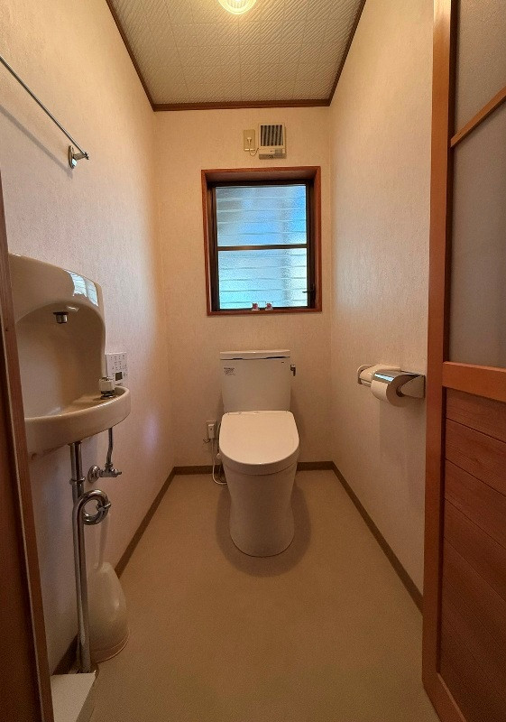 Farmland, office, and storage with spacious traditional home, for creative pursuits