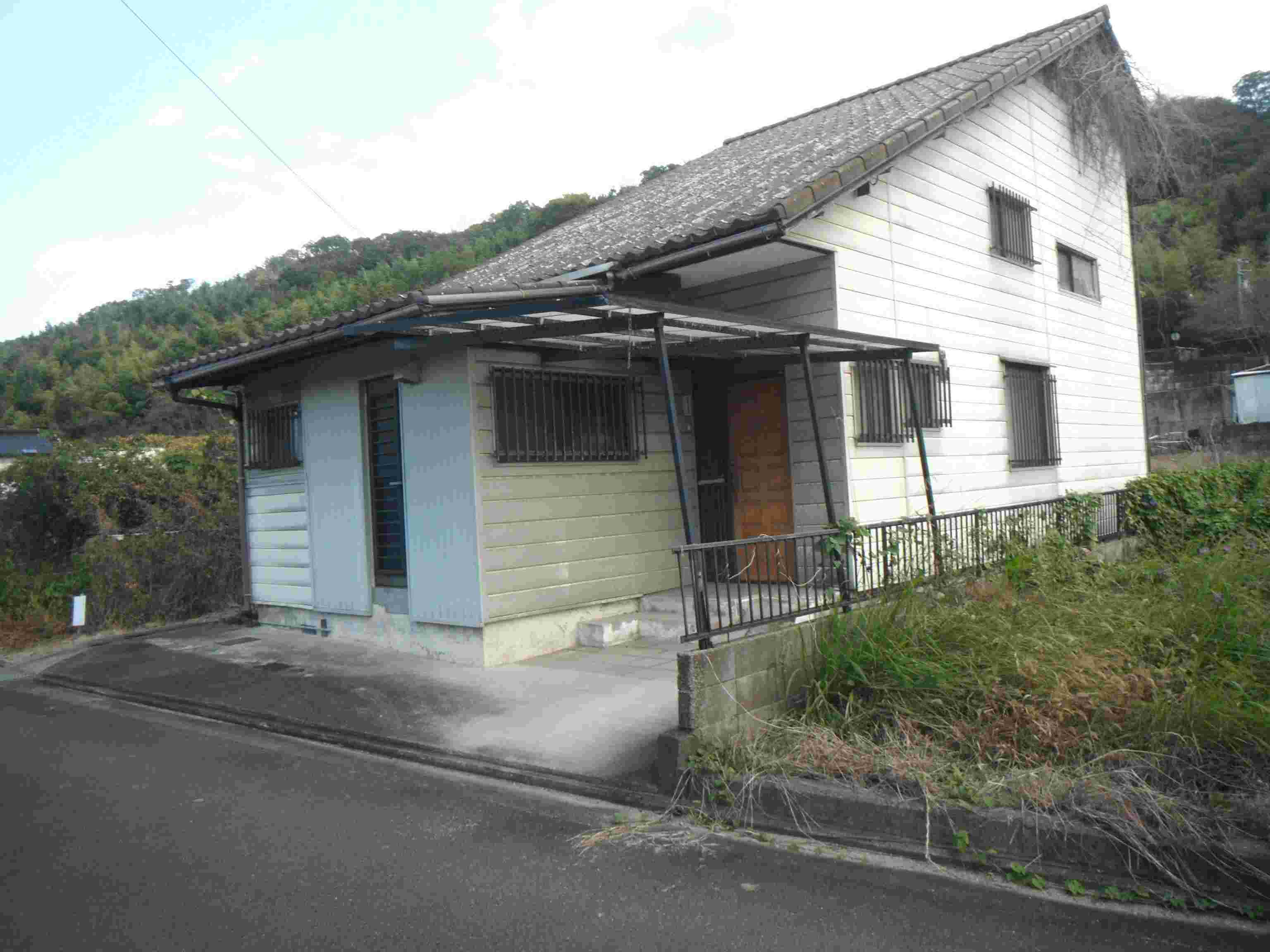 1970s wood house, 19-min walk to station, Ehime
