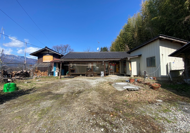Wood house with storehouses in Nagano