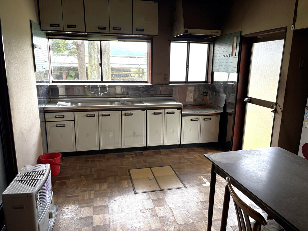 1970s wood house on a large plot in Toyama