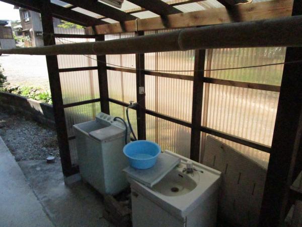2000s wood house with storehouses in Oita