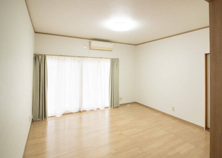 1990s wood house on a large plot in Matsusaka Kahada