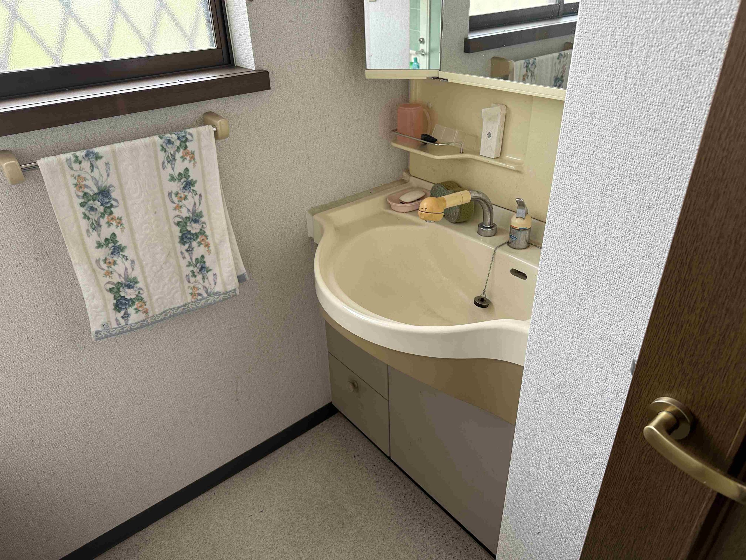 1990s wood house, 18-min walk to station, Gifu