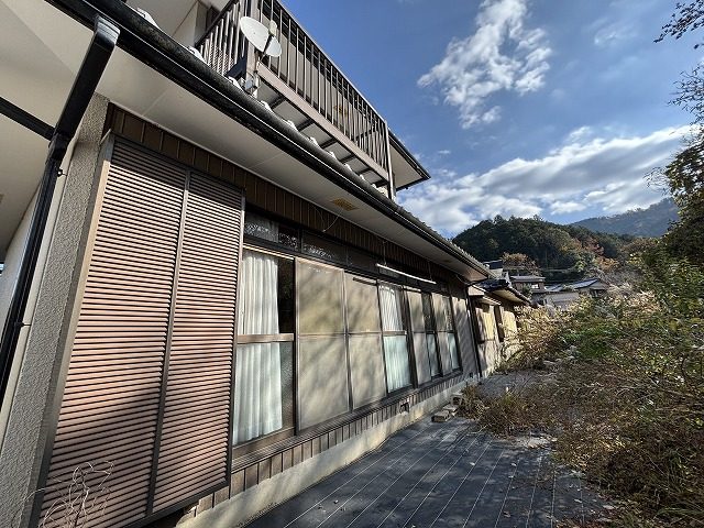 1980s wood house with outbuildings in Gifu