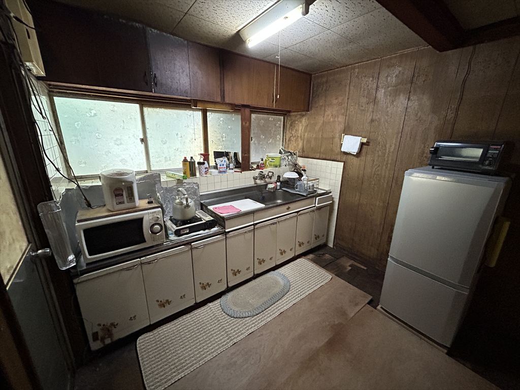 1950s wood house on a large plot in Mie