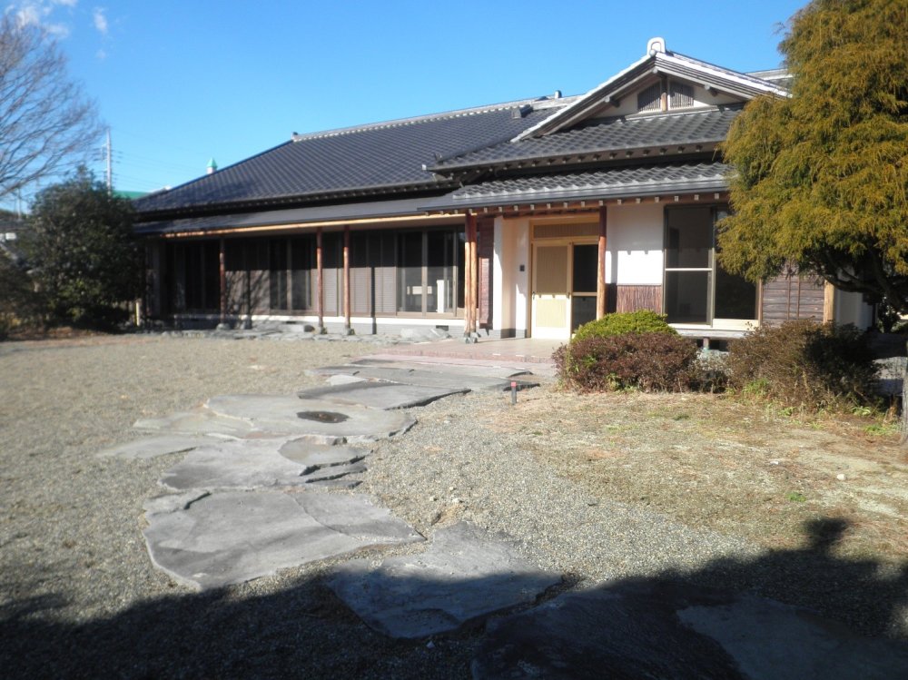 093 / Single-story house in a residential area on elevated terrain. Many rooms.