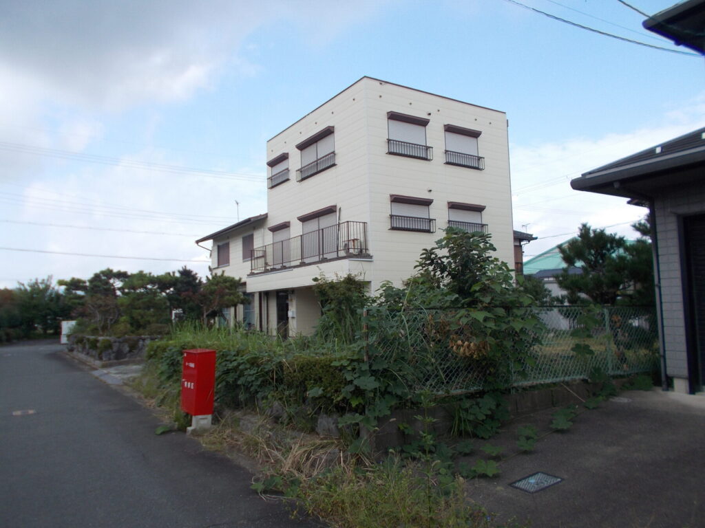 1970s steel-frame house, 17-min walk to station, Shiga