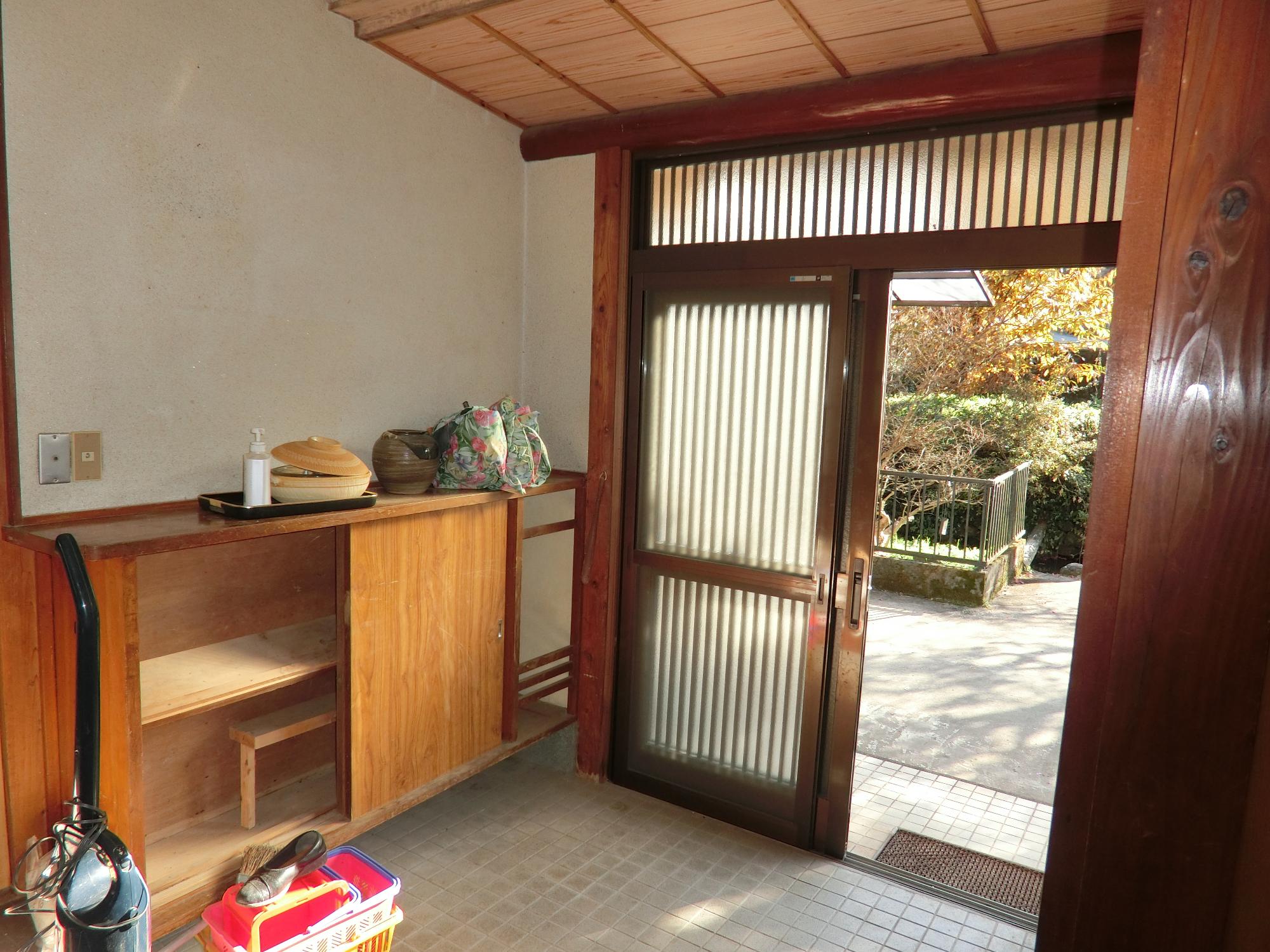1970s wood house on a large plot in Fukuoka