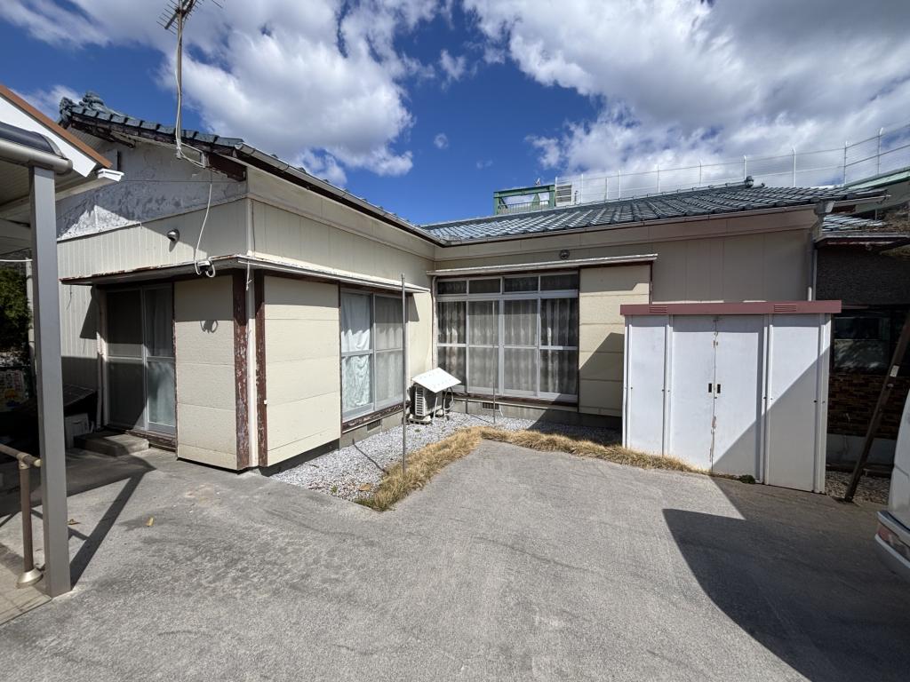 1970s wood house, 13-min walk to station, Miyazaki