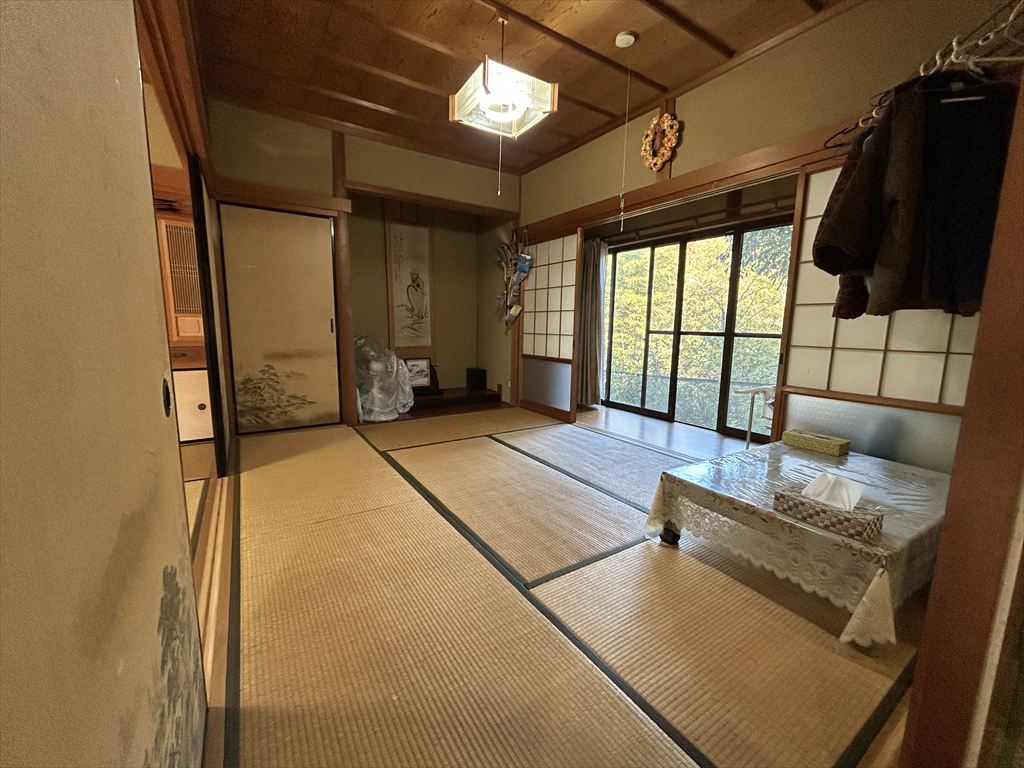 1980s wood house on a large plot in Mie