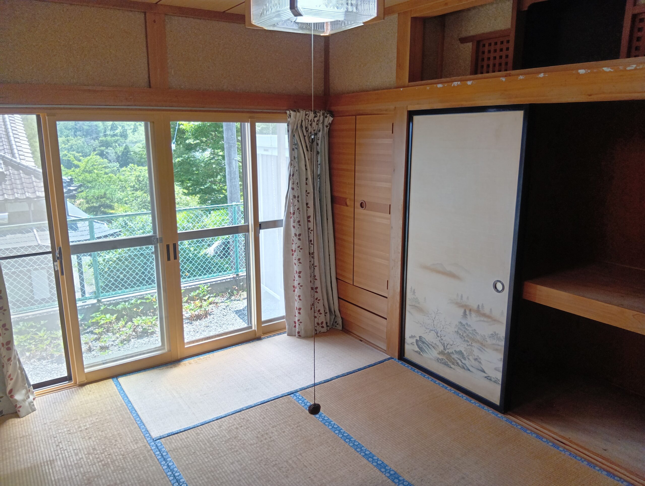 Spacious Rooms; Sunny Home on Elevated Ground
