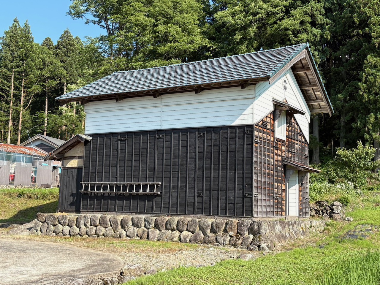 1970s wood house with storehouses in Fukui