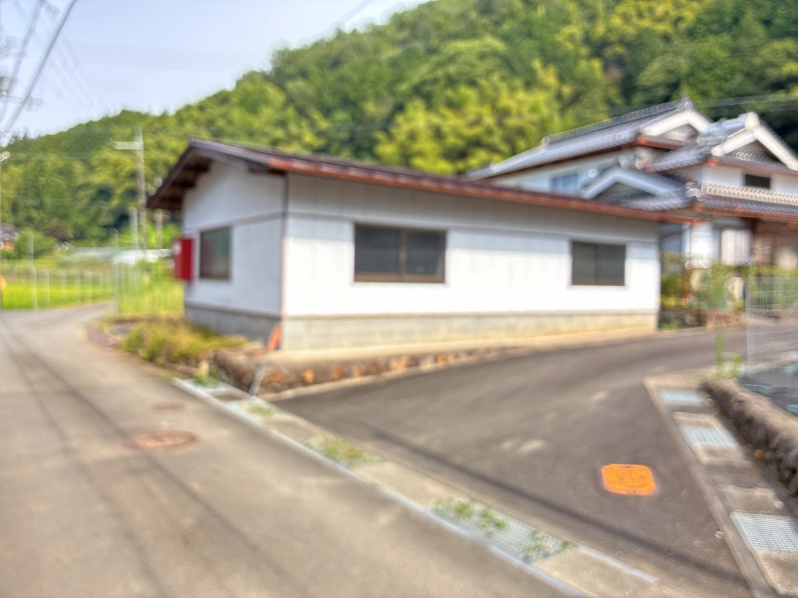 1980s wood house on a large plot in Fukuchiyama, Kyoto