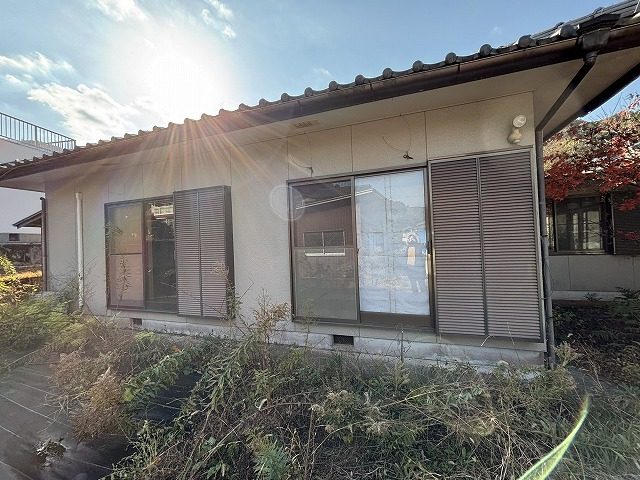 1980s wood house with outbuildings in Gifu