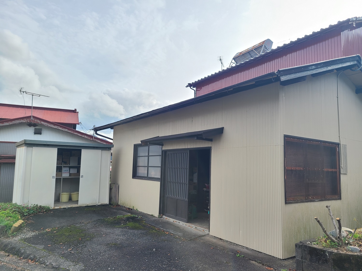 1970s wood house with storehouses in Shizuoka