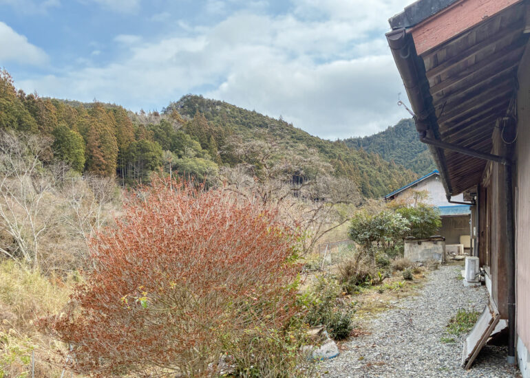 1960s wood house on a large plot in Matsusaka Kahada