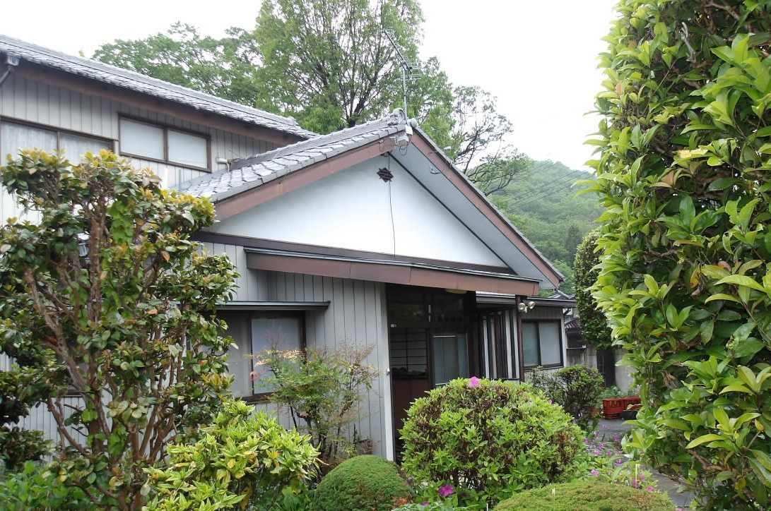 Japanese-style 2-story residence with zoned garden and vegetable garden