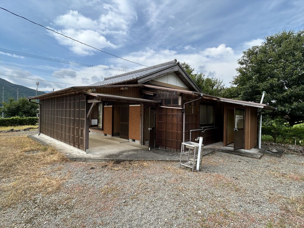 Wood house on a large plot in Mie