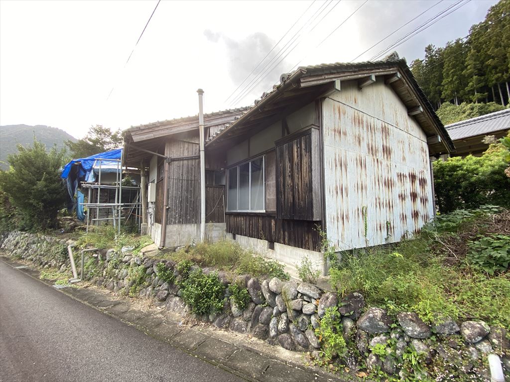 1900s wood house on a large plot in Mie