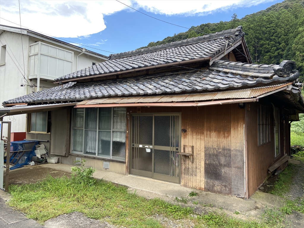 1970s wood house, 15-min walk to station, Mie