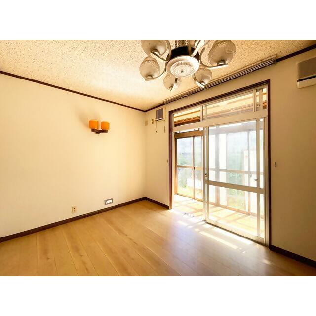 1970s wood house, 16-min walk to station, Mie