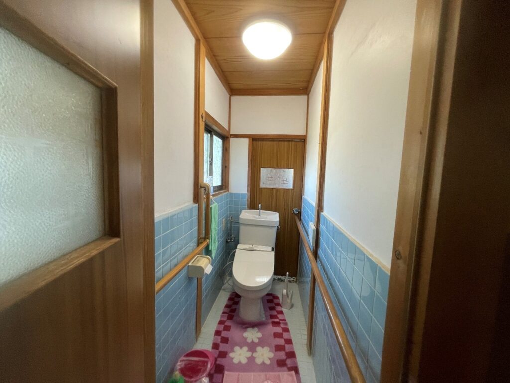 1970s wood house with storehouses in Nara