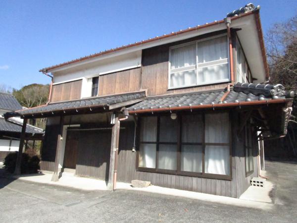 Wood house with storehouses in Oita