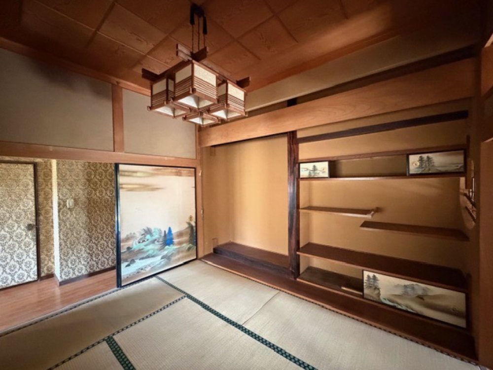 Distinctive Japanese room! Excellent sunlight.