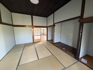 Wood house with storehouses in Niigata