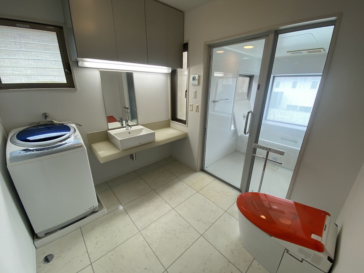 2000s concrete house, 8-min walk to station, Toyama