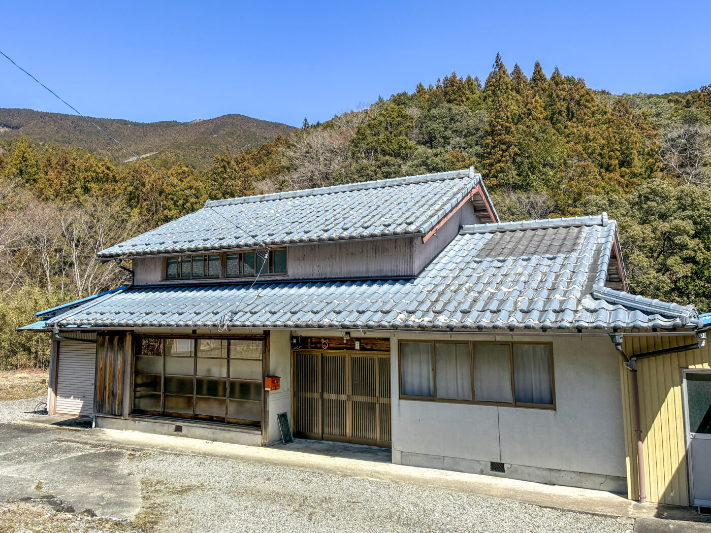 1960s wood house on a large plot in Matsusaka Kahada