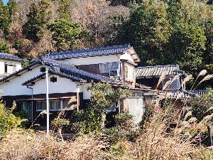 1960s wood house on a large plot in Yamaguchi