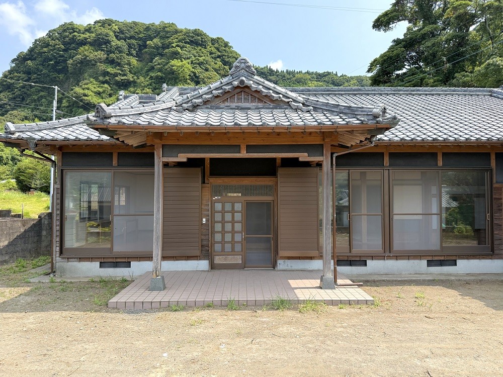 1990s wood house near the coast in Yamakawanarukawa, Ibusuki