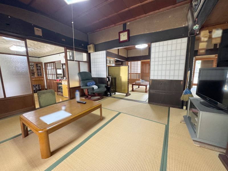 1970s wood house on a large plot in Hyogo