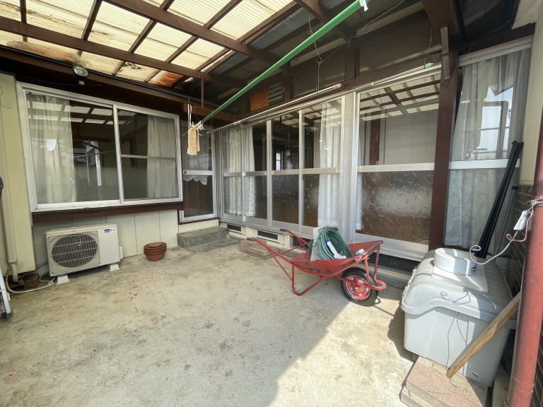 Price Reduced! Retro House with Charming Glass Panes and Warm Fittings