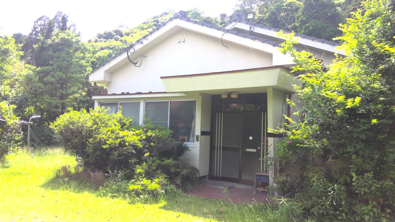 1970s wood house on a large plot in Koyama, Kimotsuki