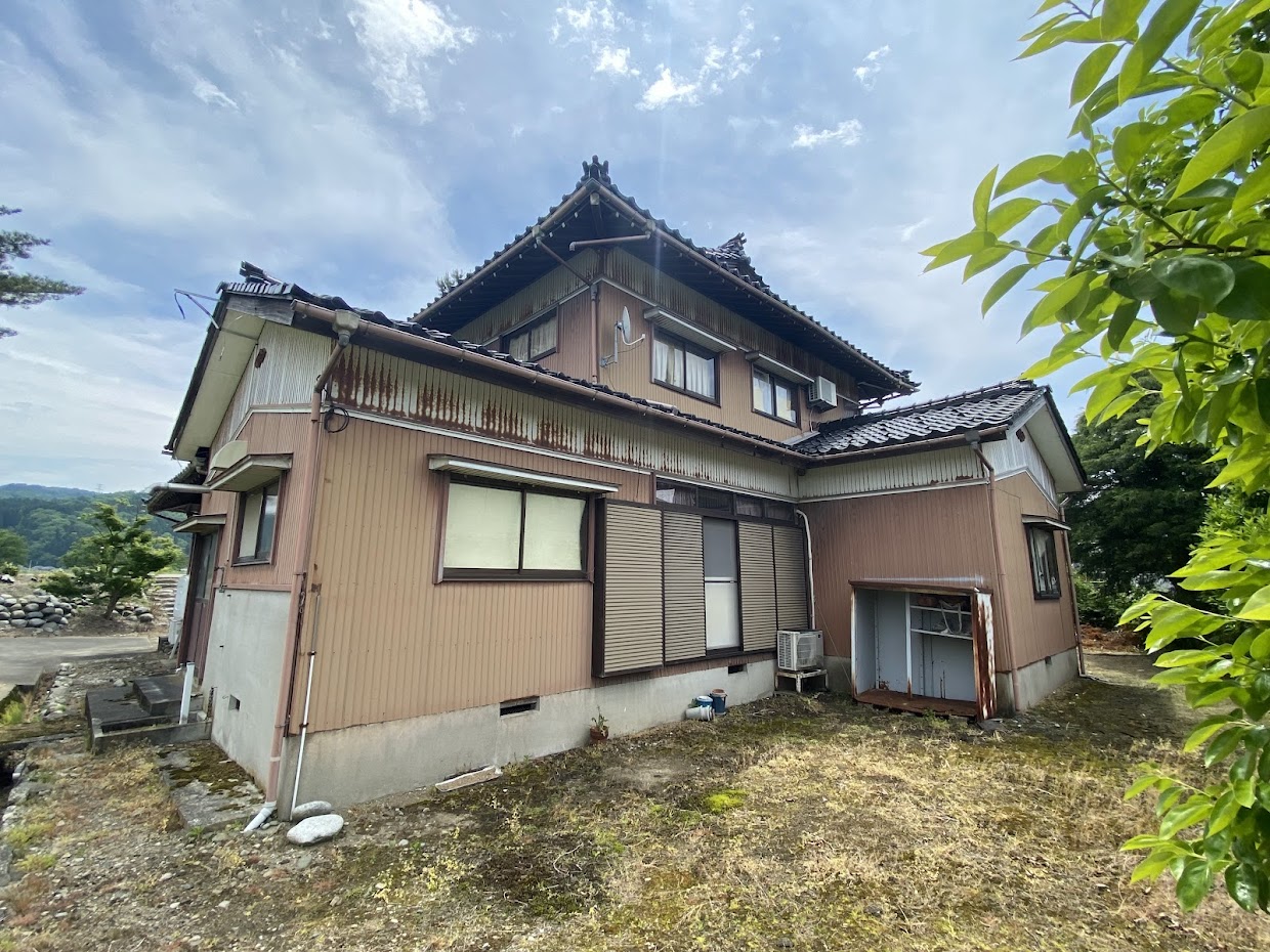 1970s wood house on a large plot in Toyama