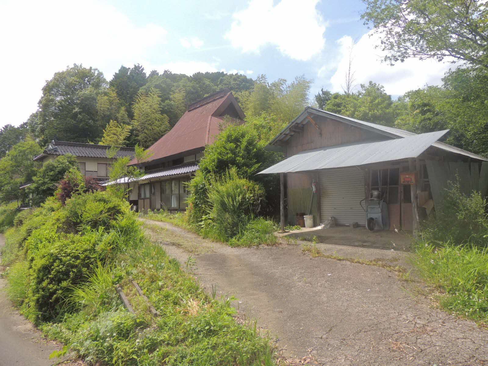 1960s wood house on a large plot in Okayama