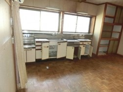 1960s wood house on a large plot in Niigata