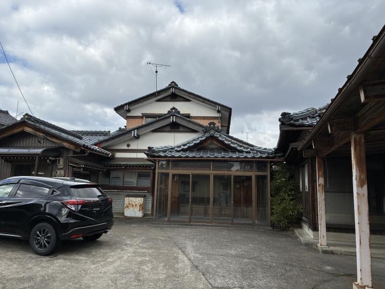 1970s wood house, 12-min walk to station, Fukui
