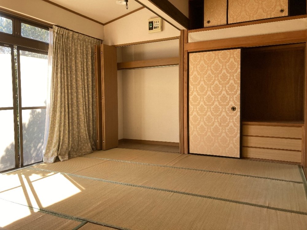 Distinctive Japanese room! Excellent sunlight.
