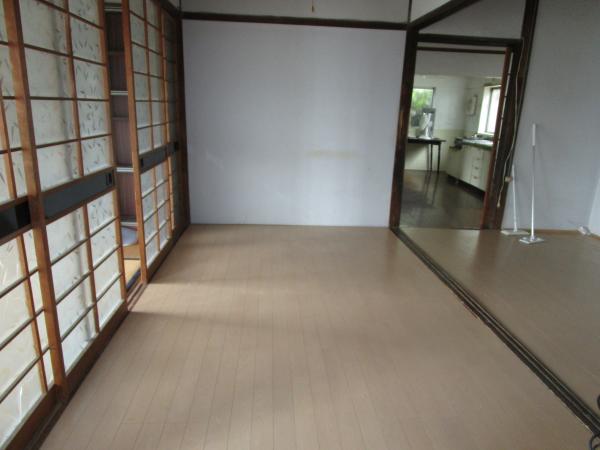 Wood house with storehouses in Oita