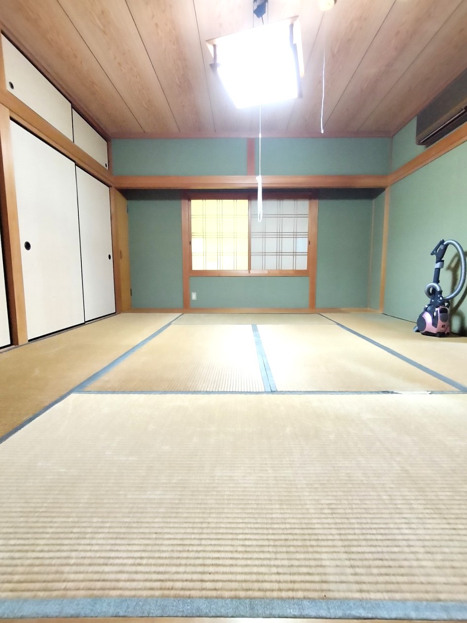 1990s house with storehouses in Ehime