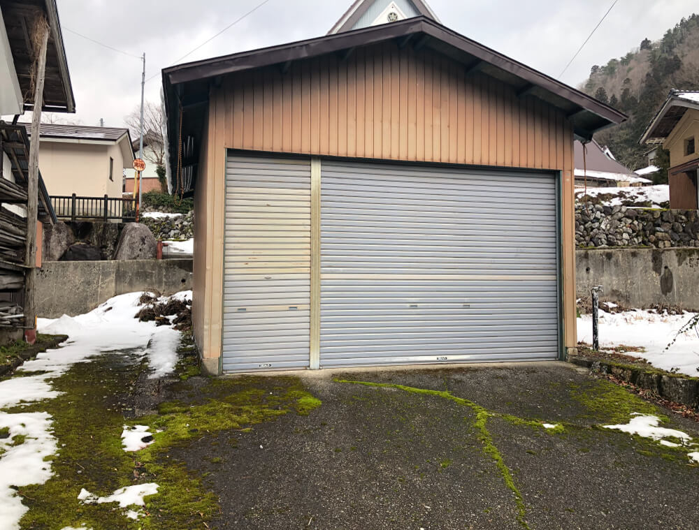 Wood house with storehouses in Shiga