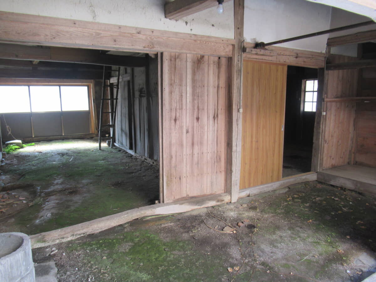 Wood house on a large plot in Hiroshima
